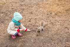 女孩提要松鼠中央公园纽约美国