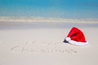 快乐圣诞节写热带海滩白色沙子圣诞节他