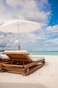 海滩木椅子假期热带海滩
