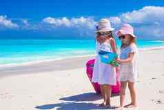 女孩大手提箱地图搜索热带海滩