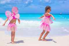 女孩蝴蝶翅膀有趣的海滩夏天假期