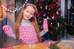 可爱的女孩烘焙姜饼饼干圣诞节