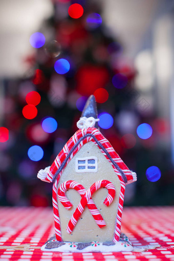 姜饼仙女房子装饰色彩斑斓的糖果明亮的圣诞节树