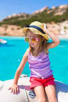可爱的女孩享受航行船夏天假期