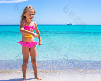 女孩玩飞盘热带假期海