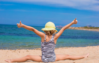 可爱的女孩使leg-split热带白色桑迪<strong>海滩</strong>享受夏天假期