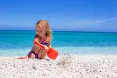 可爱的女孩玩海滩玩具夏天假期
