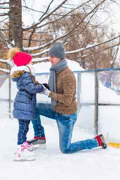 快乐家庭滑冰溜冰场在户外