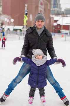 快乐家庭滑冰溜冰场在户外