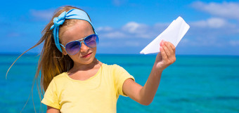 女孩纸飞机有趣的白色桑迪海滩