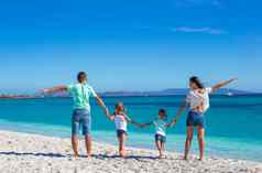 快乐家庭孩子们热带海滩假期