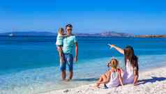 快乐家庭孩子们热带海滩假期