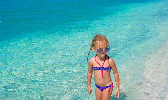 女孩有趣的热带海滩绿松石<strong>海洋</strong>水