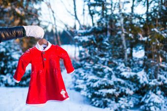 <strong>儿童红色</strong>的圣诞老人衣服雪冷杉森林