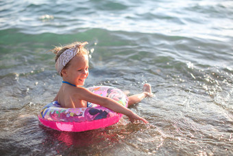 女孩有趣的热带海滩绿松石<strong>海洋</strong>水