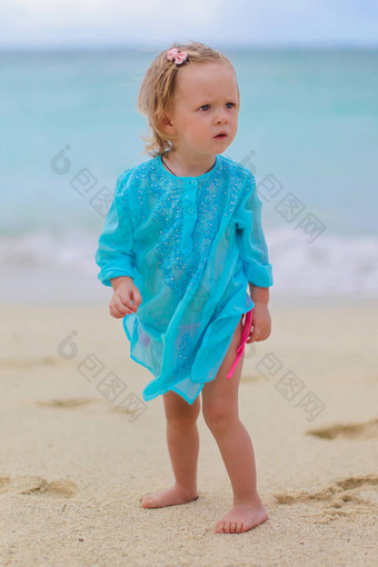 可爱的女孩热带海滩绿松石<strong>海洋</strong>水
