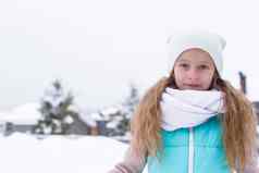 肖像可爱的女孩在户外温暖的冬天一天