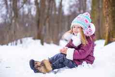 可爱的快乐女孩有趣的冬天雪一天户外