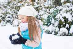 快乐可爱的女孩玩雪球雪冬天一天