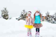 快乐女孩滑冰在户外冬天雪一天