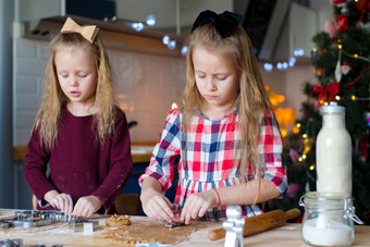 女孩烘焙姜饼饼干圣诞节首页厨房