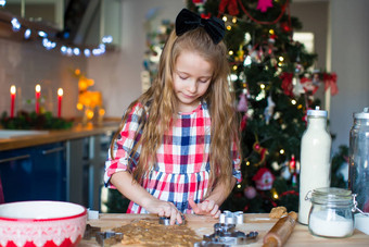 女孩烘焙姜饼饼干圣诞节首页厨房