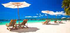 海滩椅子雨伞异国情调的热带白色桑迪海滩