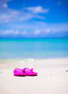 粉红色的充满活力的海滩翻转失败白色沙子海背景