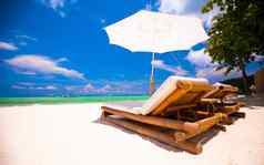 海滩椅子伞异国情调的热带白色桑迪海滩