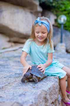 adorble快乐女孩小乌龟在户外