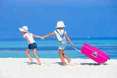 可爱的女孩大手提箱热带白色海滩夏天假期