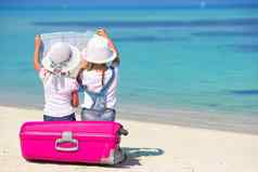 女孩大手提箱地图热带海滩