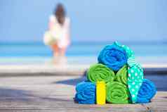 海滩夏天配件概念色彩斑斓的毛巾泳衣sunsblock
