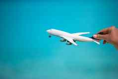 白色玩具飞机背景绿松石海