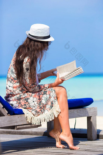 年轻的女人读<strong>书海</strong>滩假期