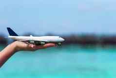 白色玩具飞机背景绿松石海