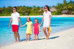 快乐美丽的家庭白色海滩夏天假期