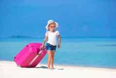 可爱的女孩大手提箱热带白色海滩