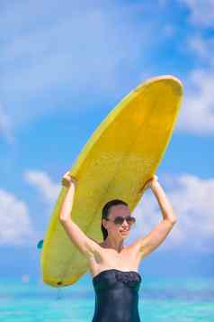 美丽的冲浪者女人冲浪夏天假期