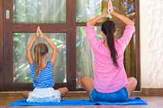 年轻的女人女孩瑜伽锻炼户外阳台