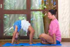 年轻的女人女孩瑜伽锻炼户外阳台