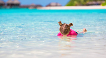女孩有趣的热带海滩绿松石海洋水