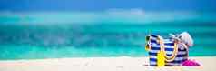 条纹袋蓝色的毛巾太阳镜防晒霜瓶泳衣白色海滩