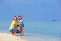 女孩快乐爸爸圣诞老人他海滩假期