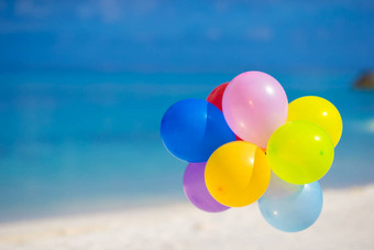 五彩缤纷的气球白色热带海滩
