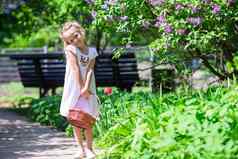 可爱的快乐女孩篮子淡紫色花花园