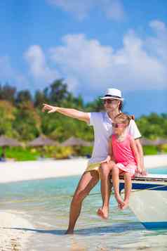 开心的父亲女儿船热带海滩假期