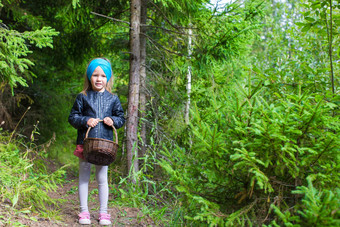 女孩收集蘑菇秋天森林