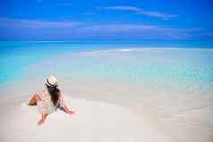 年轻的快乐女人享受夏天假期白色桑迪海滩