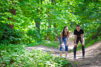 健身健康的生活方式年轻的夫妻培训马拉松运行公园